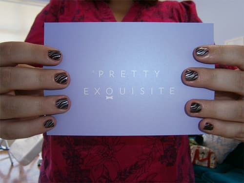 Manicure com padrão zebra