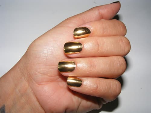 Golden leaf nails